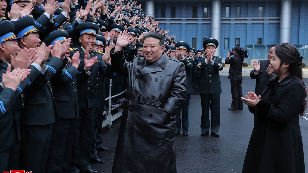 คิม จองอึน ฉลองความสำเร็จด้านอวกาศร่วมกับลูกสาว