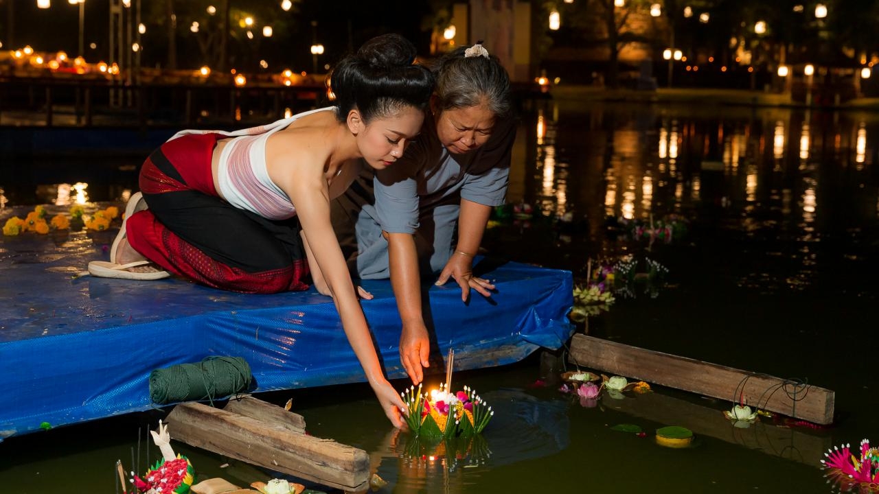  งานประเพณีลอยกระทง เผาเทียน เล่นไฟ สุโขทัยสุดคึกคัก นักท่องเที่ยวจ่อทะลุ 3 แสนคน