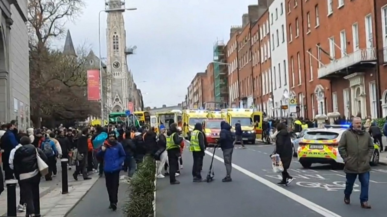 ช็อก มืดมีดไล่แทงคนหน้าโรงเรียนอนุบาลดับลิน เด็กเจ็บ 3 ผู้ใหญ่ 1