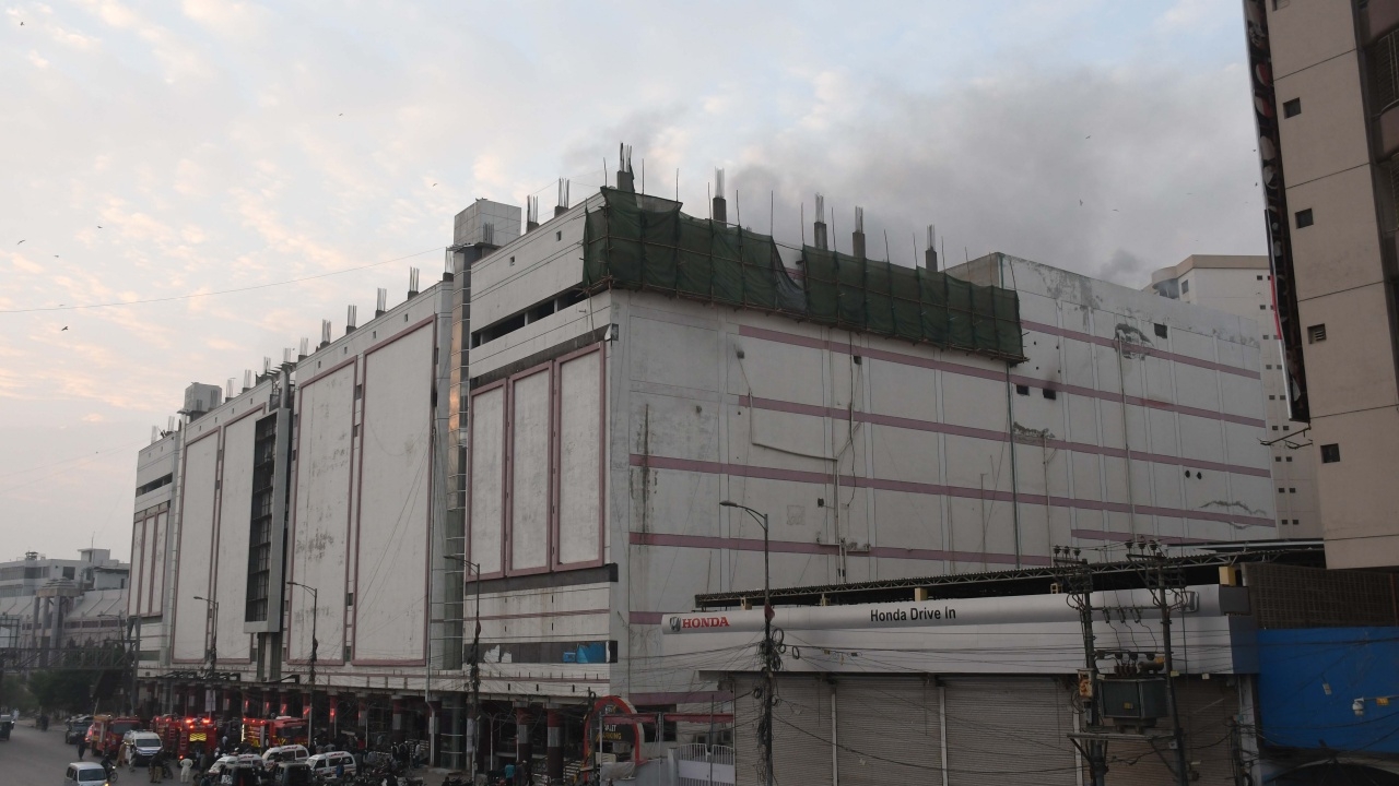 สุดสยอง ไฟไหม้ห้างฯ ในปากีสถาน หนีไม่ทัน สังเวยอย่างน้อย 11 ศพ