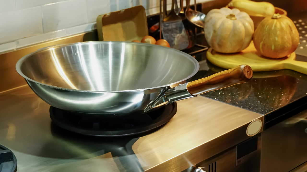 10 กระทะเหล็กยี่ห้อไหนดี ทนทานร้อนไว ทำไมต้องเผากระทะก่อนใช้?