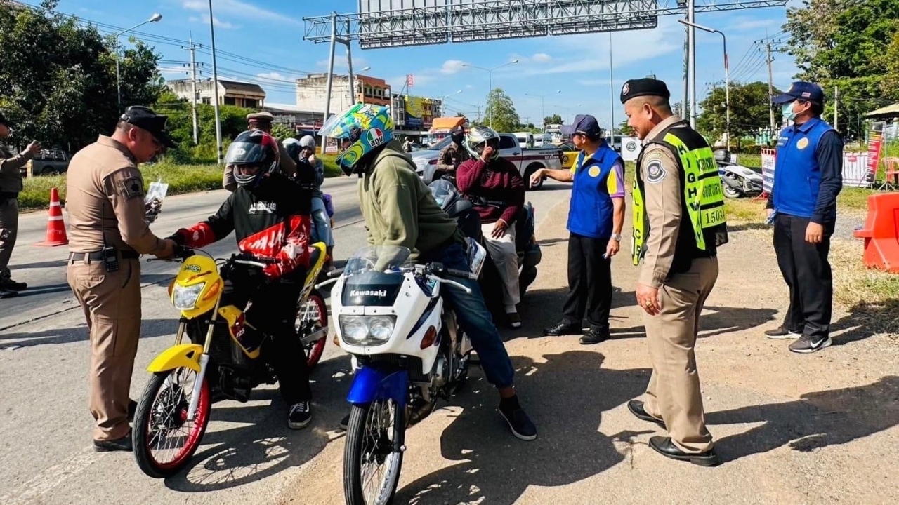 โวยน้ำไม่อาบ เปิดเพลงดัง ข้องใจ ตร.ตั้งจุดตรวจกวดขัน 10 ข้อหาหลัก-แจกแค่ลูกอม