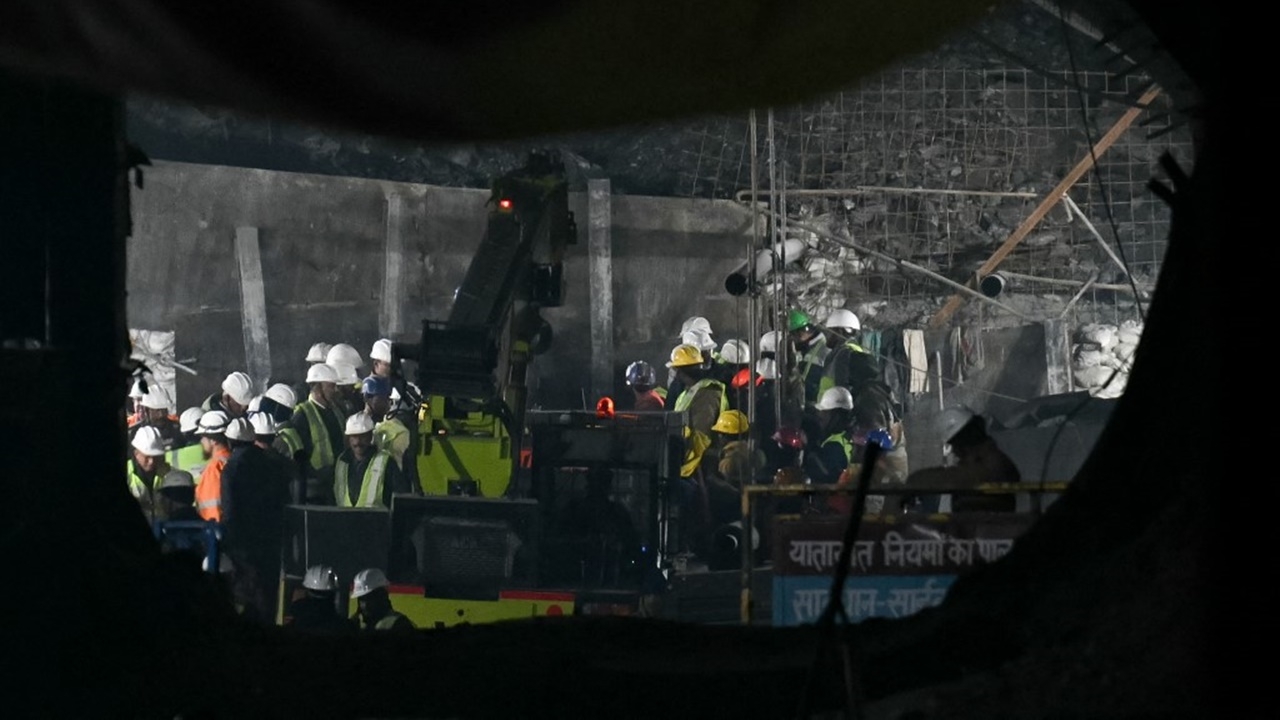 อินเดียช่วยคนงาน 41 ชีวิตเข้าสัปดาห์ 3 เจออุปสรรคไม่หยุด ต้องขุด 3 ทาง