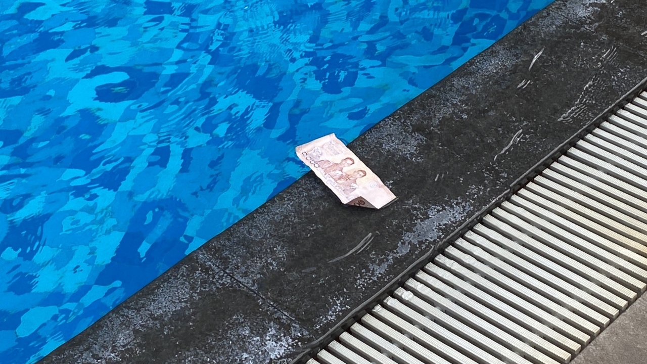 หนุ่มเกาหลีคลั่ง ถูกสาวไทยหลอก โปรยเงินแสนบนระเบียงคอนโด ตำรวจระงับเหตุวุ่น