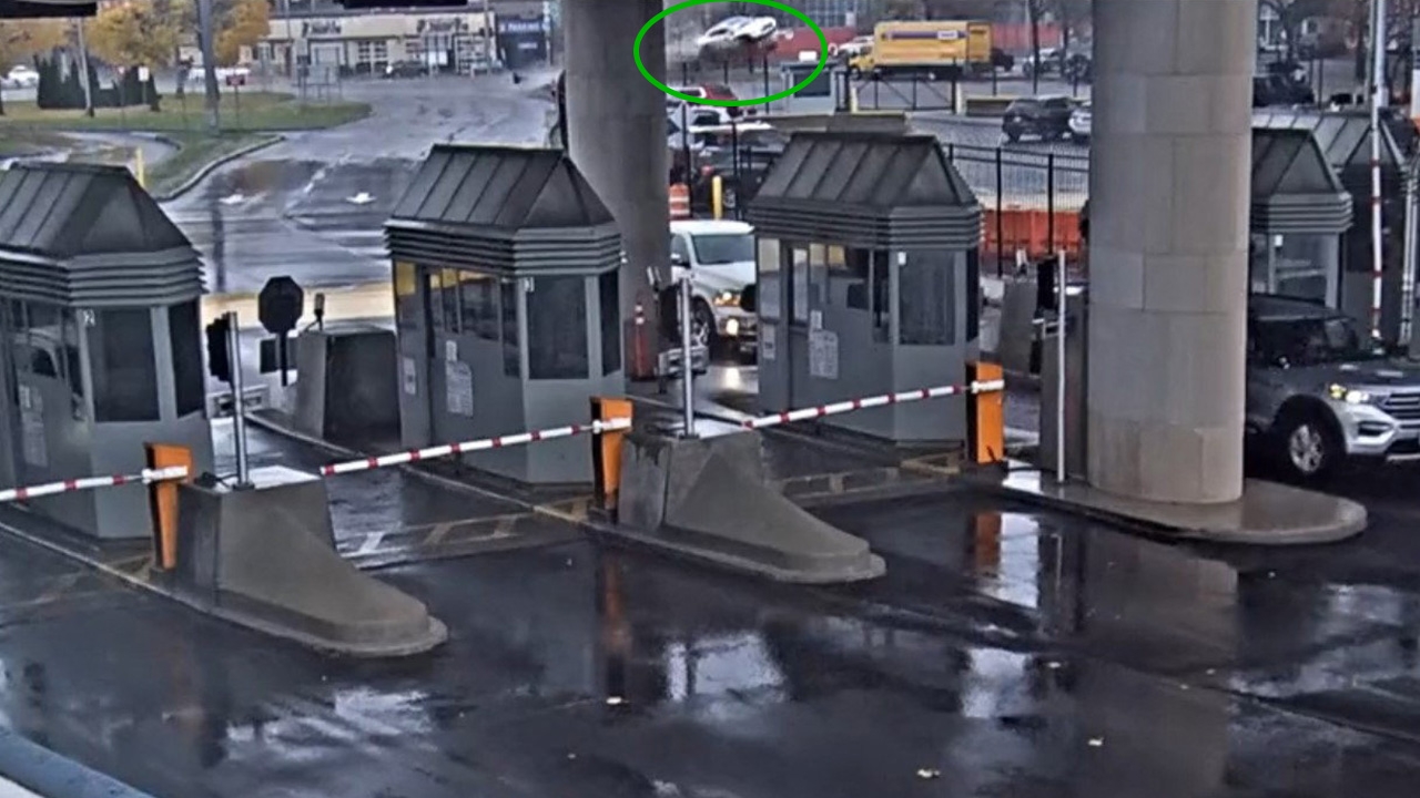 นาทีสยอง สองผัวเมียซิ่งรถเบนท์ลีย์ เหินพุ่งชนด่าน สะพานเชื่อมสหรัฐฯ-แคนาดา (คลิป)