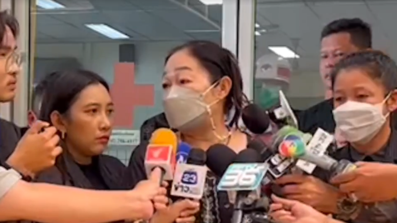 แม่เด็กอุเทนฯ ร่ำไห้ รับศพลูกชาย เผยไม่เผาศพ จนกว่าจะจับคนร้ายได้