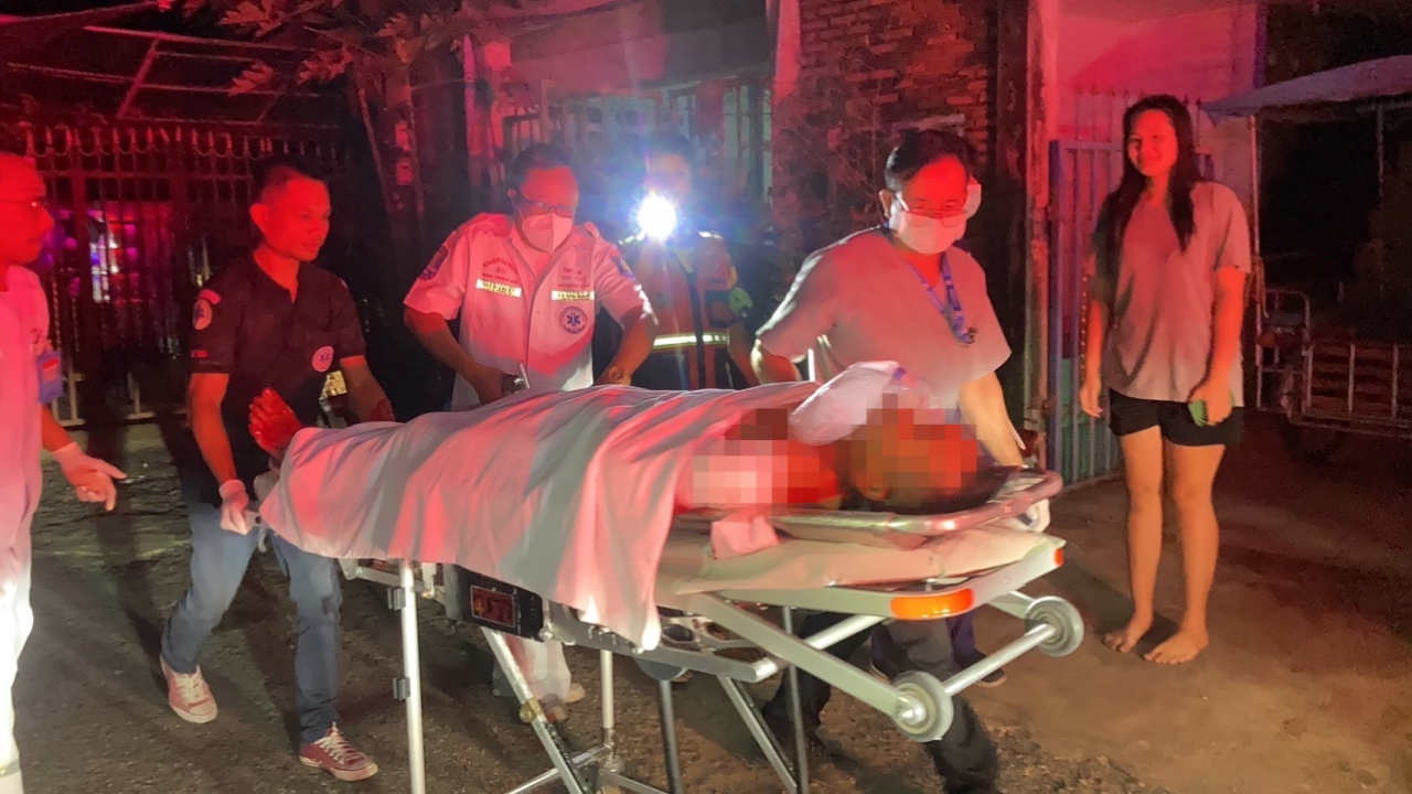 รวบหนุ่ม 31 แทงพ่อบังเกิดเกล้าสาหัส ระแวงแอบตีท้ายครัว ด้านญาติบอกหลอน