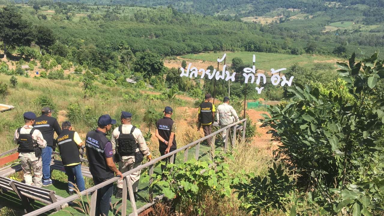 ป่าไม้ชัยภูมิ พร้อมทหาร ตำรวจ บุกยึดรีสอร์ตหรูยอดเขาภูแลนคา รุกป่าสงวน