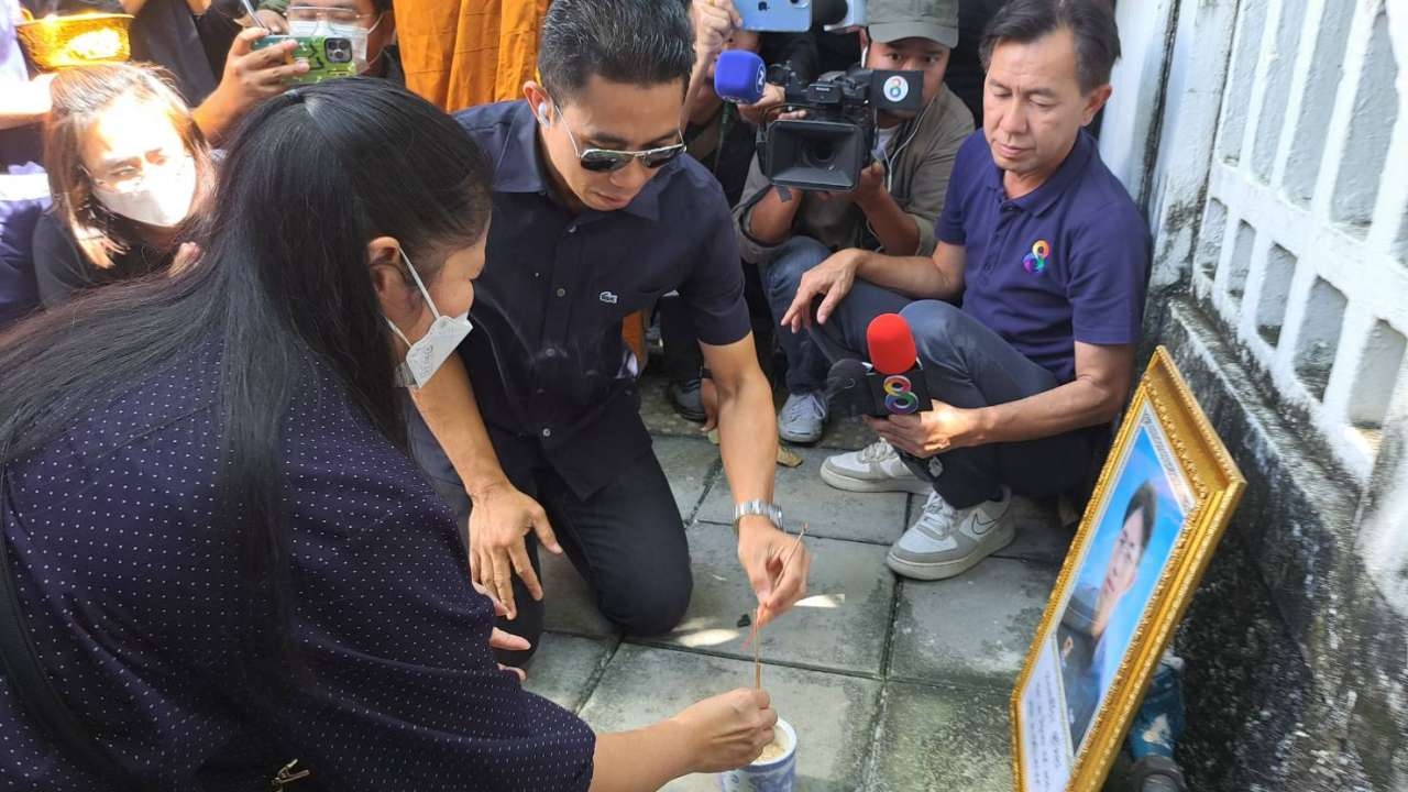 เศร้า พ่อ-แม่ นิมนต์พระรับศพลูก เทนนิคฯ ปี 2 เชิญดวงวิญาณกลับบ้าน