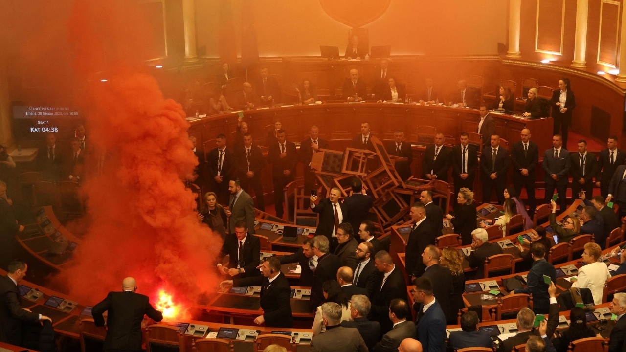 สภาแอลเบเนียป่วน ฝ่ายค้านจุดพลุควันสีประท้วง หวิดไฟไหม้ (คลิป)