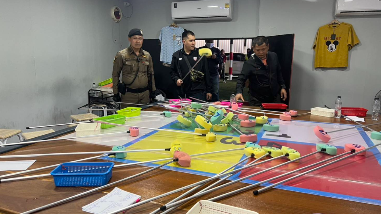 ตร.บุกทลายบ่อน ย่านดอนเมือง ใช้สนามฟุตซอลปิดกิจการบังหน้า รวบ 44 ผีพนัน