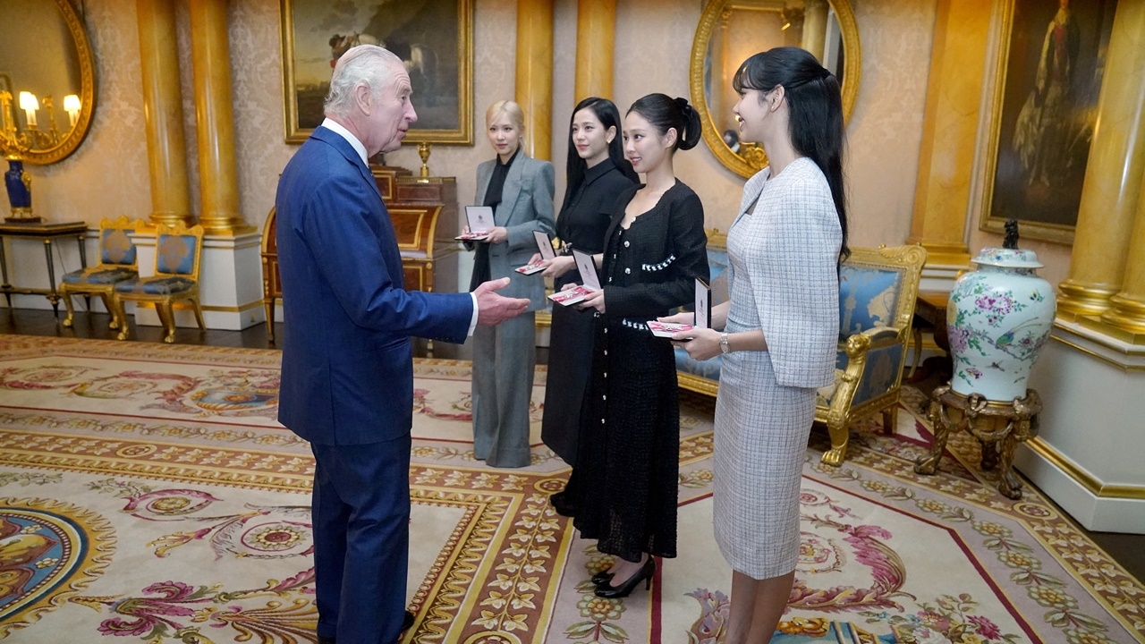 คิงชาร์ลส์ที่ 3 พระราชทานเครื่องราชฯ ชั้น MBE แก่ 4 สาว BLACKPINK
