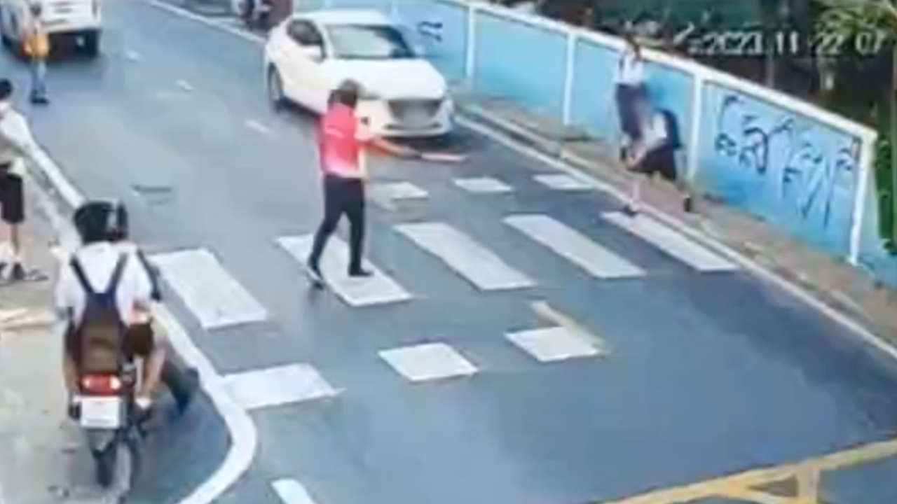 เก๋งขาว เฉี่ยวเด็ก ม.1 ข้ามทางม้าลายเข้าโรงเรียน ได้รับบาดเจ็บ