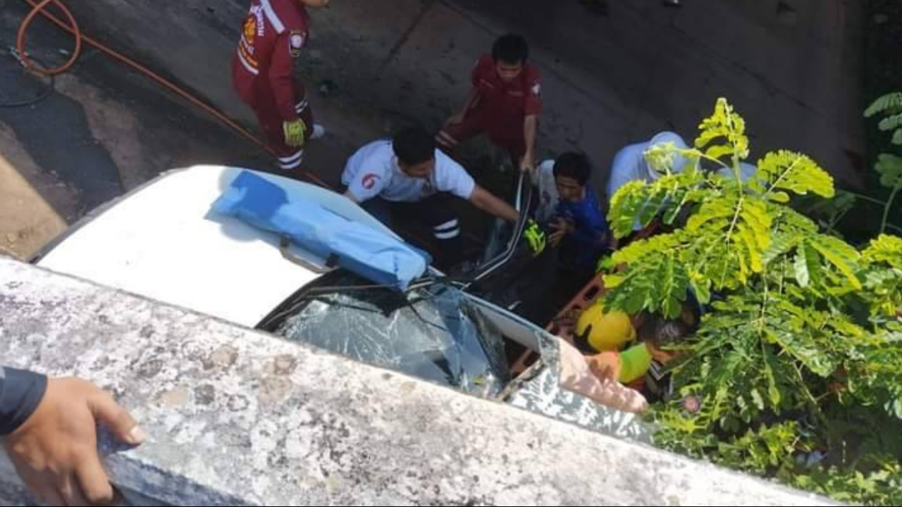 รถเก๋งไปงานบวชญาติ ตกสะพานดับ 3 ศพ สลด ทารก 1 เดือนตายด้วย