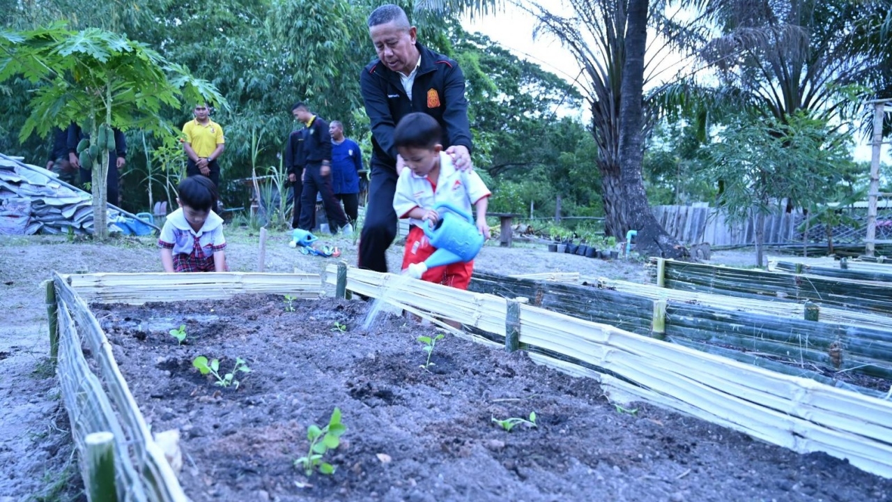 "แม่ทัพดุล" ลุยขยายผลทหารพันธุ์ดี ปลูกผักปลอดภัย สู่พี่น้องคนโคราช