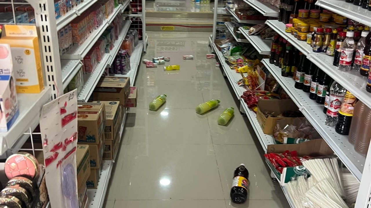 นาทีแผ่นดินไหว 6.4 ที่เมียนมา แต่สะเทือนถึงเชียงใหม่ สินค้าตกจากชั้นเกลื่อน (คลิป)