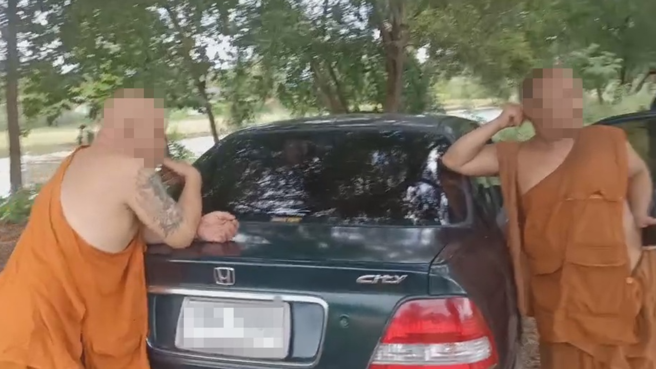 จับสึก 2 รูป พระเมาปลิ้น ขับเก๋งส่ายไปมา ตอนพักรอสร่าง-ใช้ ตร.ซื้อเหล้า