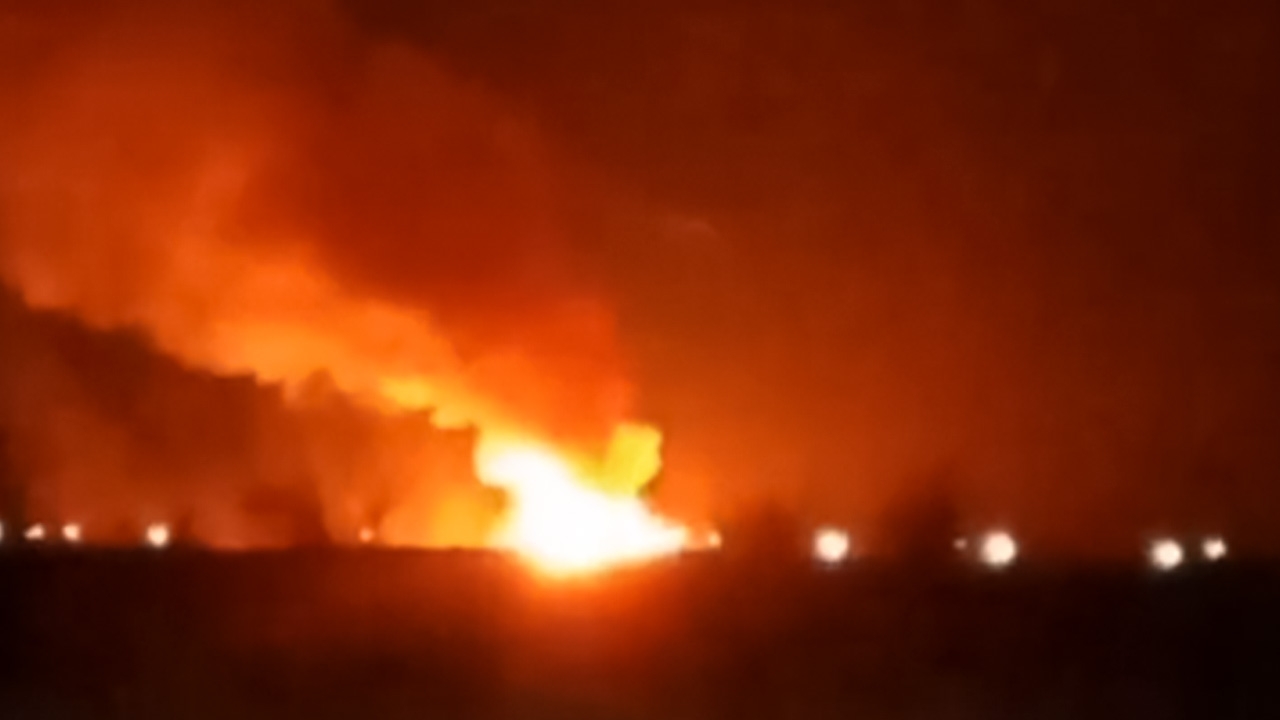 สะพรึง คลังแสงเก็บกระสุนรัสเซีย ถูกโดรนปริศนาโจมตี ไฟไหม้วอด (คลิป)