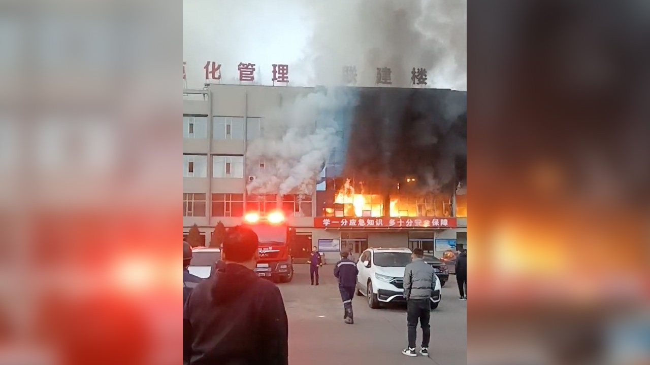 สยอง ไฟไหม้ตึก 4 ชั้นในจีน หนีไม่ทัน ดับสลดอย่างน้อย 26 ศพ 