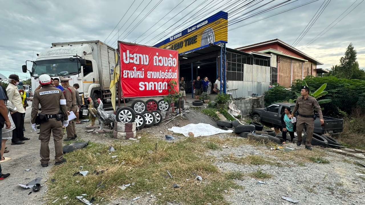 สาวใหญ่ขับกระบะถูกรถตัดหน้า เสียหลักพุ่งข้ามเลนชน จยย.ตายสยอง