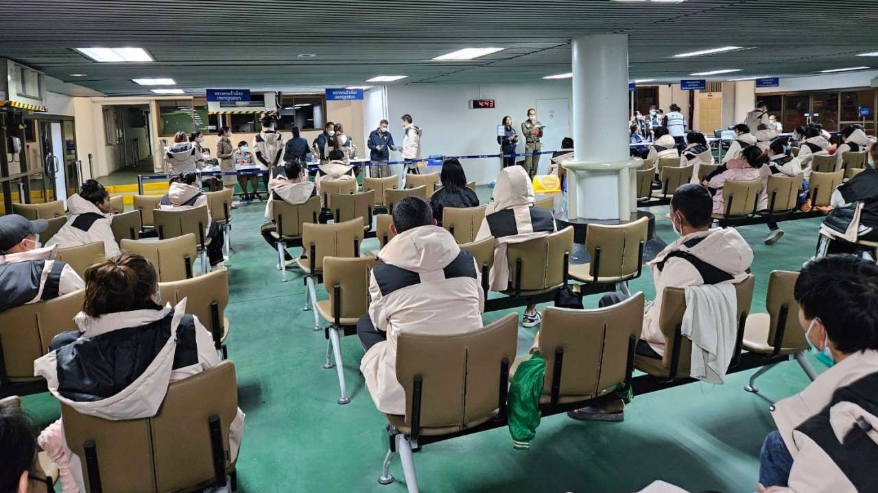 266 คนไทยจากเมืองเล่าก์ก่าย กลับสู่มาตุภูมิ ก่อนนำตัวเข้าศูนย์คัดแยก