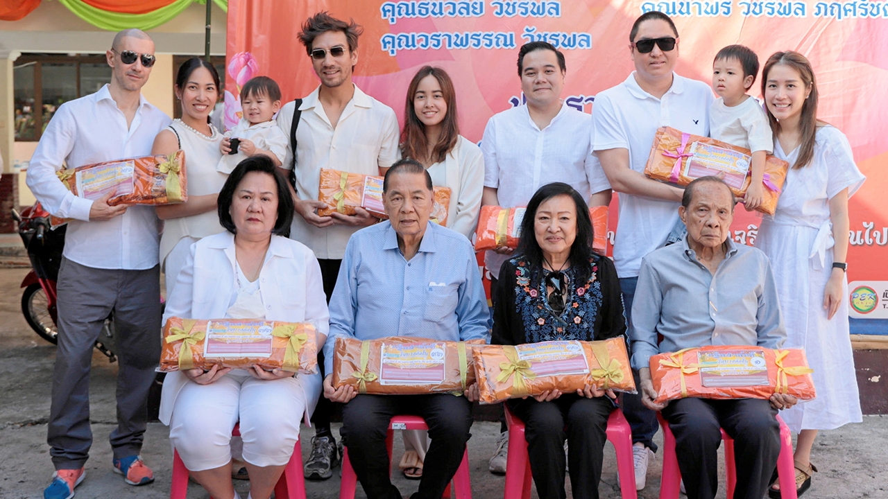 "ยิ่งลักษณ์ วัชรพล" เป็นประธานในพิธีทอดกฐินไทยรัฐสามัคคีมหากุศลที่วัดบางอ้อ