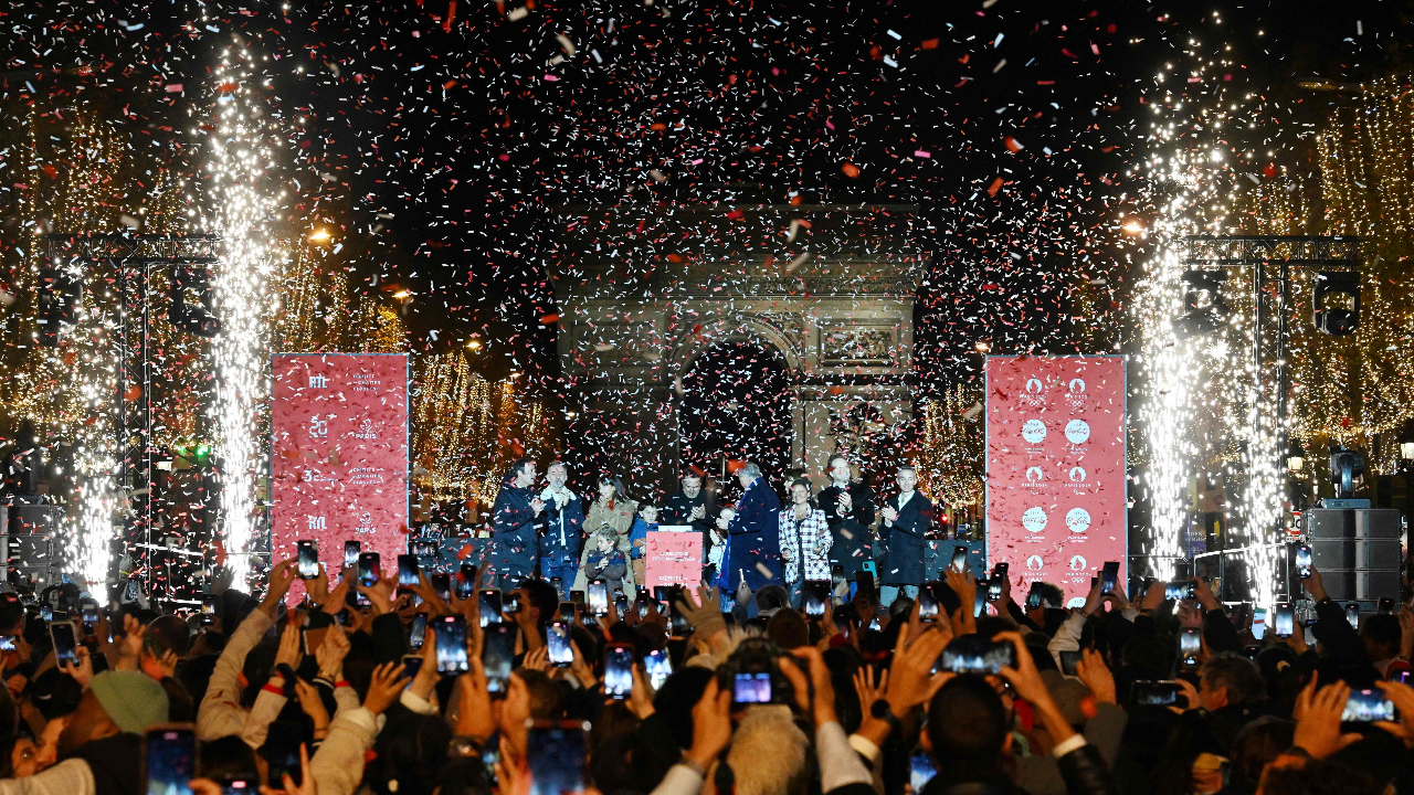 กรุงปารีส จัดงานเปิดเทศกาลวันหยุดประจำปีนี้ อย่างเป็นทางการ