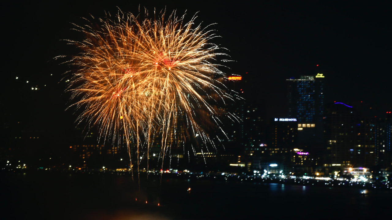 แจกพิกัด ‘จุดชมพลุ’ ในเทศกาลพลุนานาชาติพัทยา 2566