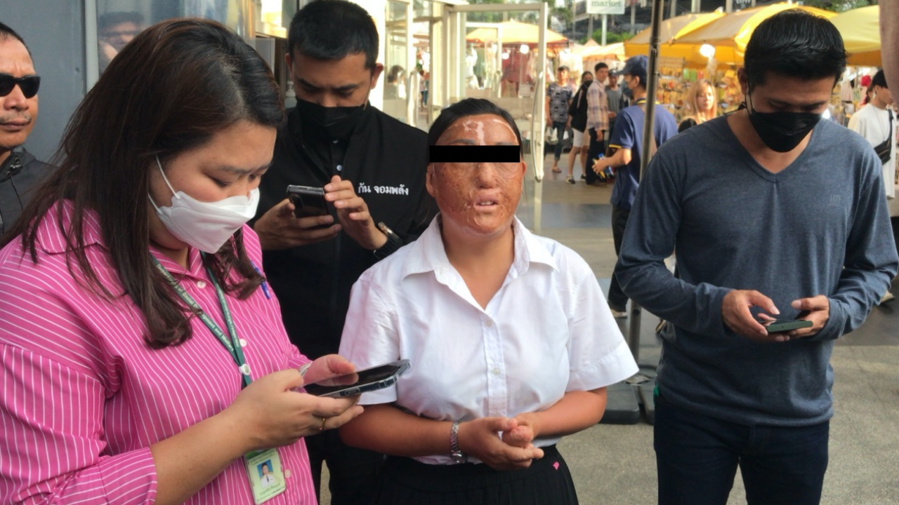 กัน จอมพลัง พาจับหญิงจีนวัย 40 อัพ แต่งชุด นร.นั่งขอทานหน้าห้างฯ 