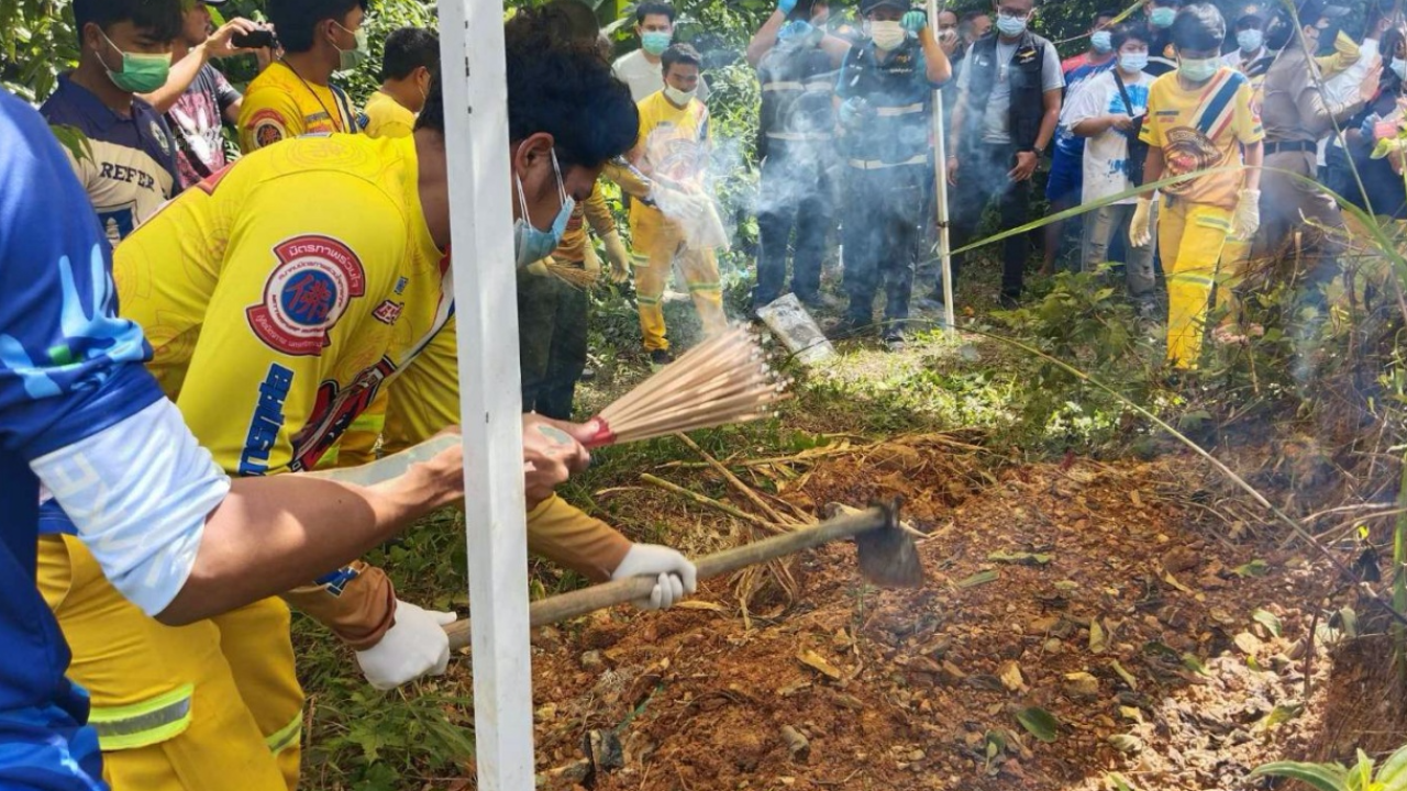 สยอง ศพหนุ่มนิรนามถูกฟันแขนขาด คนร้ายขุดหลุมฝังริมถนนที่ทุ่งสง