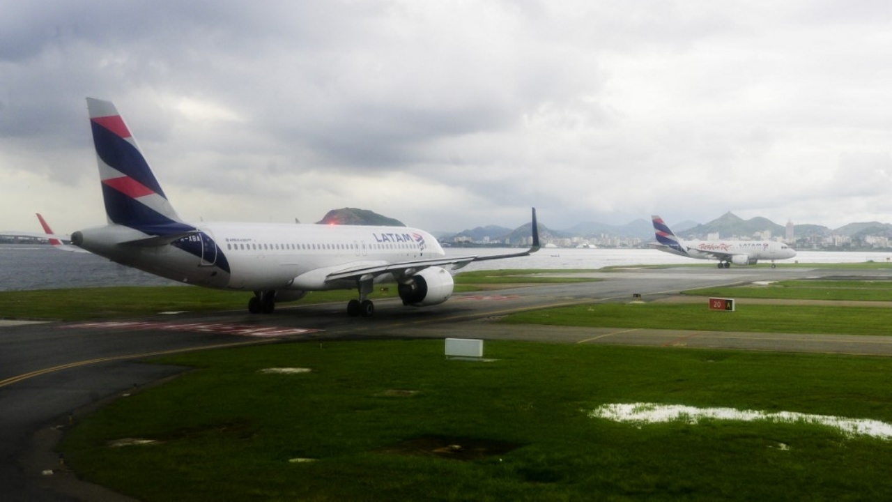 นาทีระทึก เครื่องบินลาแทม แอร์ไลน์ โดนนกชนเครื่องยนต์ จนไฟลุก ในบราซิล (คลิป)