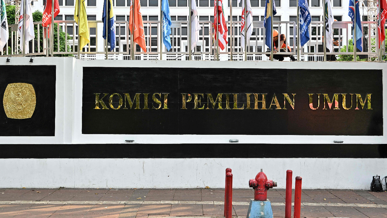 กกต.อินโดฯ รับรองชื่อ 3 ผู้สมัครชิงตำแหน่ง ปธน. ในศึกการเลือกตั้งเดือน ก.พ. ปีหน้า