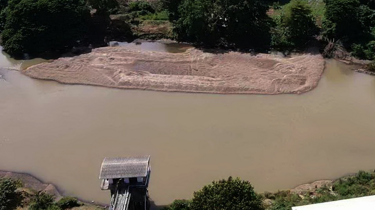 เร่งหาตัวคนทำ หลังโซเชียลแชร์ภาพ "รถแบ็กโฮ" ขุดตักดินบริเวณแม่น้ำแควใหญ่