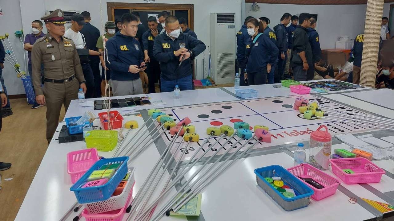 ดส. ร่วมสืบ น.7-ตร.บางยี่ขัน บุกจับบ่อนพนันกำถั่ว รวบผีพนันได้ 66 คน