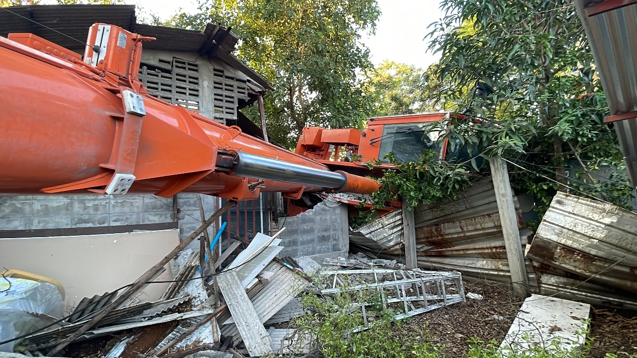 เครนหล่นทับ ขณะยกต้นไม้ จนท.เคราะห์ร้าย ยืนให้สัญญาณดับสลด