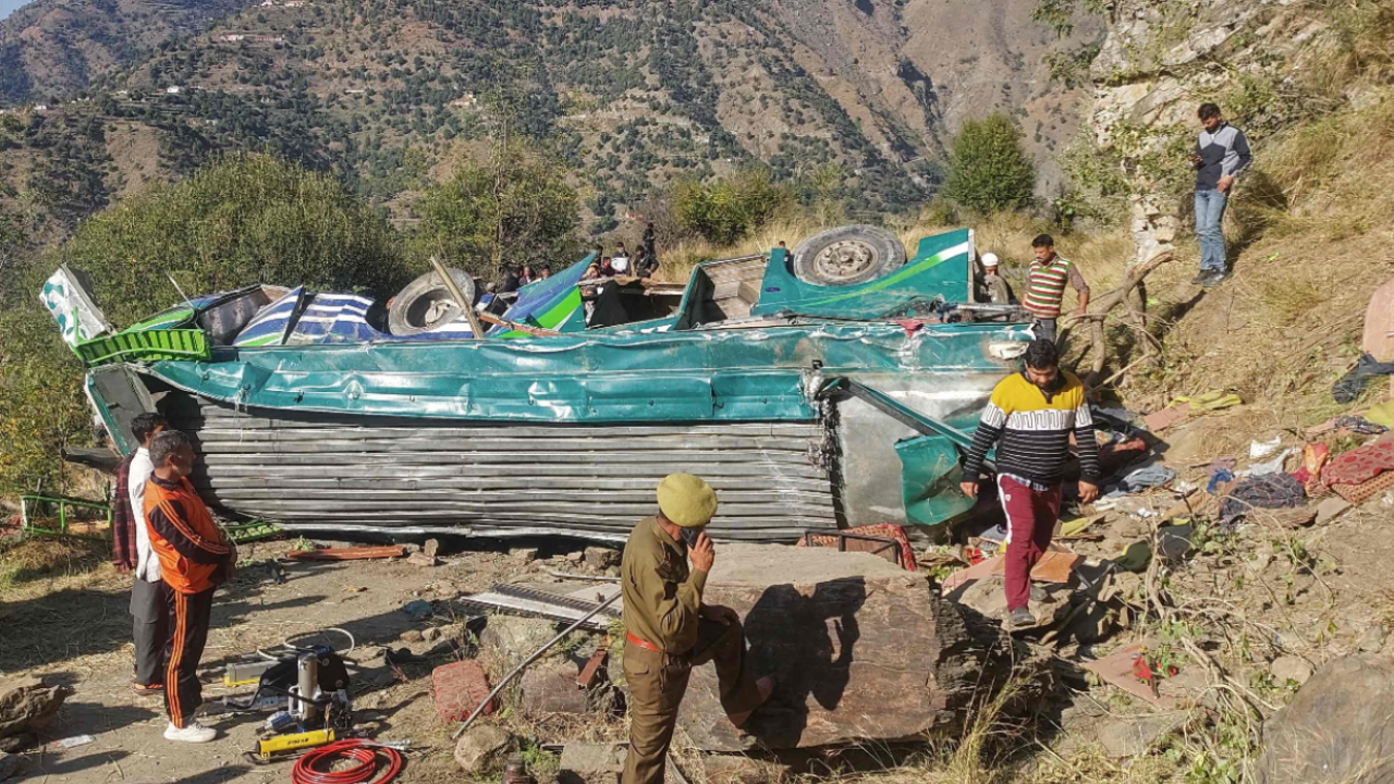 สลด รถบัสโดยสารในอินเดีย ตกถนนบนเทือกเขาหิมาลัย ตายอย่างน้อย 30 ศพ 