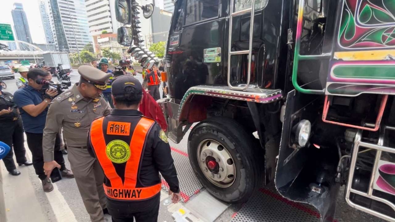 "บิ๊กโจ๊ก" ลุยเองคุมเข้มรถบรรทุกน้ำหนักเกิน ตั้งจุดสุ่มตรวจถนนสาทรใต้
