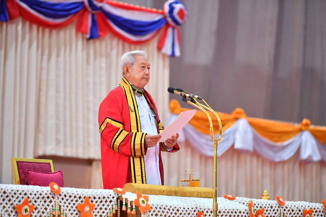 ประธานองคมนตรี เป็นผู้แทนพระองค์มอบปริญญาบัตรแก่ผู้สำเร็จการศึกษาจาก ม.พระจอมเกล้าพระนครเหนือ