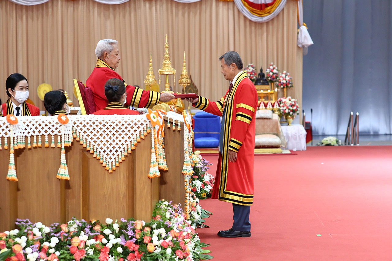 ประธานองคมนตรี เป็นผู้แทนพระองค์มอบปริญญาบัตรแก่ผู้สำเร็จการศึกษาจาก ม.พระจอมเกล้าพระนครเหนือ