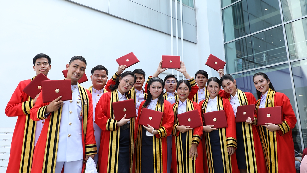 ประธานองคมนตรี เป็นผู้แทนพระองค์มอบปริญญาบัตรแก่ผู้สำเร็จการศึกษาจาก ม.พระจอมเกล้าพระนครเหนือ