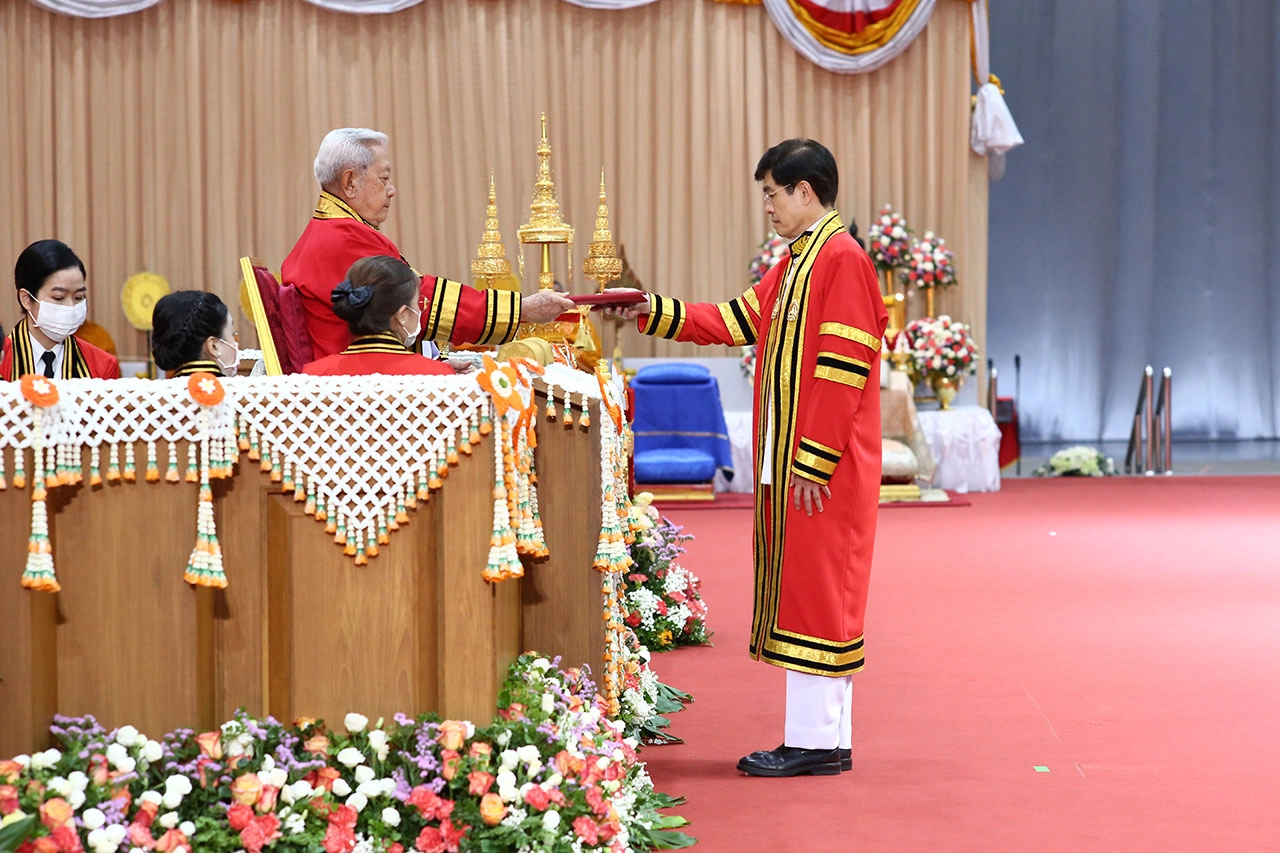 ประธานองคมนตรี เป็นผู้แทนพระองค์มอบปริญญาบัตรแก่ผู้สำเร็จการศึกษาจาก ม.พระจอมเกล้าพระนครเหนือ