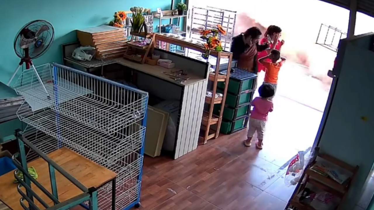 คลิปนาทีชีวิต "รถพ่วง" ยางระเบิด เกือบพุ่งชนคนหน้าร้านเบเกอรี่