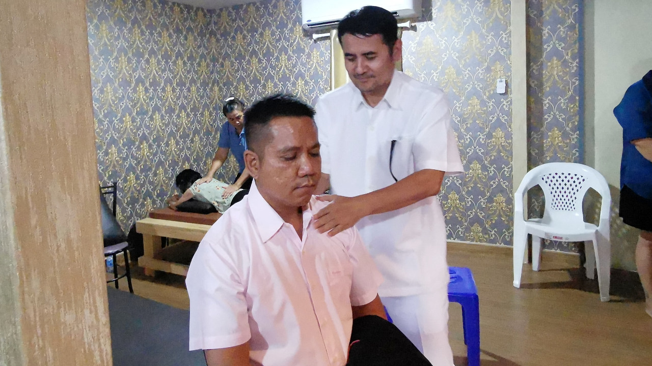 ทนายดังบุกพบ "อ.เอก" รักษาปวดไหล่ เผยจับแล้วไม่หาย ไม่รู้สึกอะไรเลย