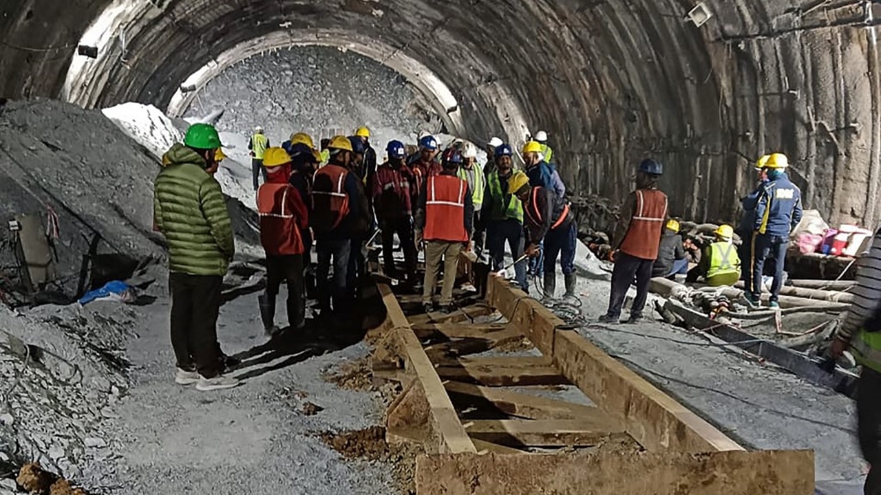 กู้ภัยอินเดียเร่งขุดอุโมงค์ถนน หวังช่วยคนงาน 40 ชีวิตได้ภายใน 24 ชม.