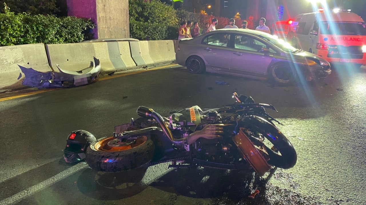 อุบัติเหตุบิ๊กไบค์พุ่งชนรถเก๋งยางแตกจอดรอความช่วยเหลือบนถนนวิภาวดี ดับ 1