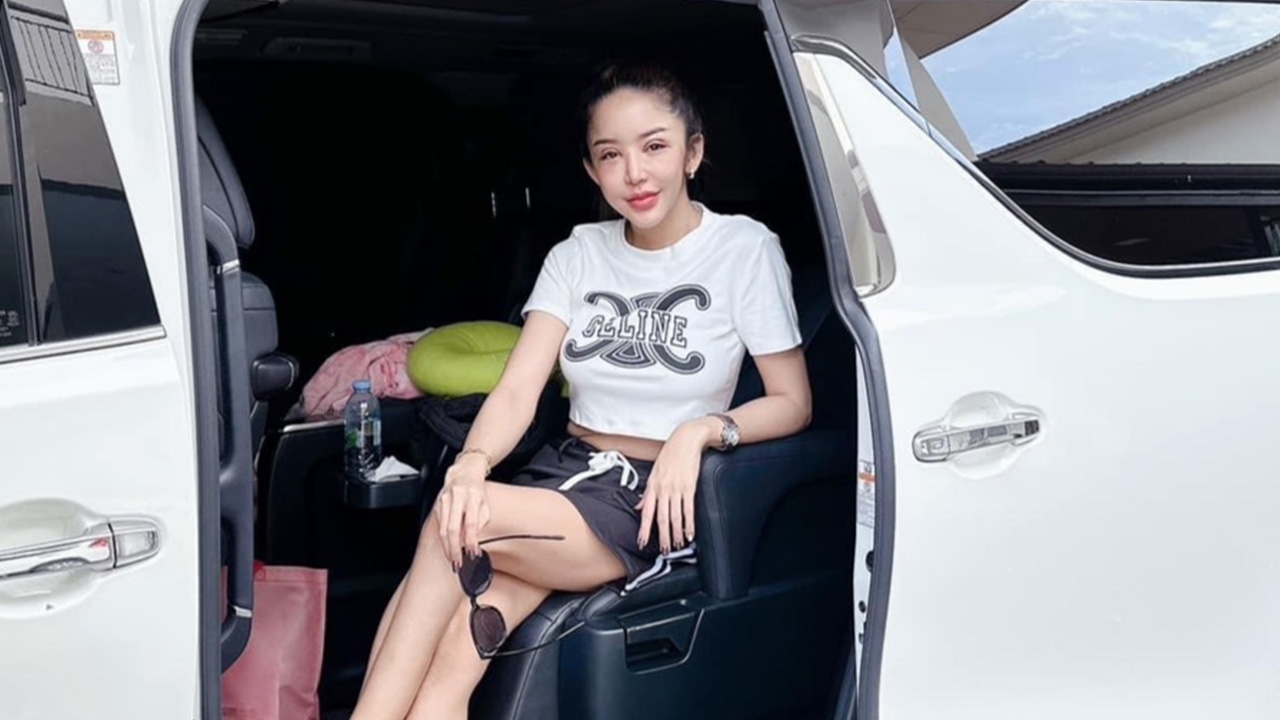 เกิดอะไรขึ้น นัส อดีตเมีย โชค รถแห่ ประกาศขายรถหรู ชาวเน็ตแห่เมนต์เพียบ