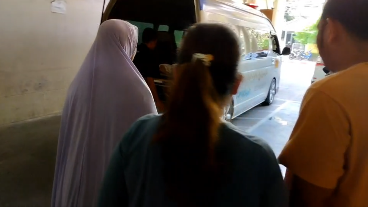 พ่อ-แม่ เข้ารับศพลูกชาย โจ๋วัย 15 ที่ถูกอริย่านรามคำแหงยิงเสียชีวิต