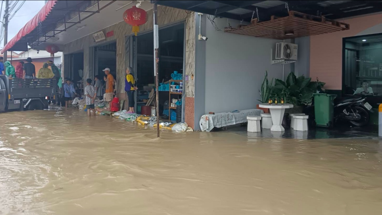 ฝนถล่มหลายชั่วโมง น้ำป่าตะนาวศรี ทะลักท่วมตลาดบางสะพานน้อย 