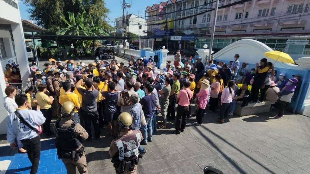 กลุ่มเกษตรกรน่าน ปักหลักชุมนุมหน้า สนง.พาณิชย์ ร้องให้ช่วยแก้ราคาข้าวโพดตกต่ำ