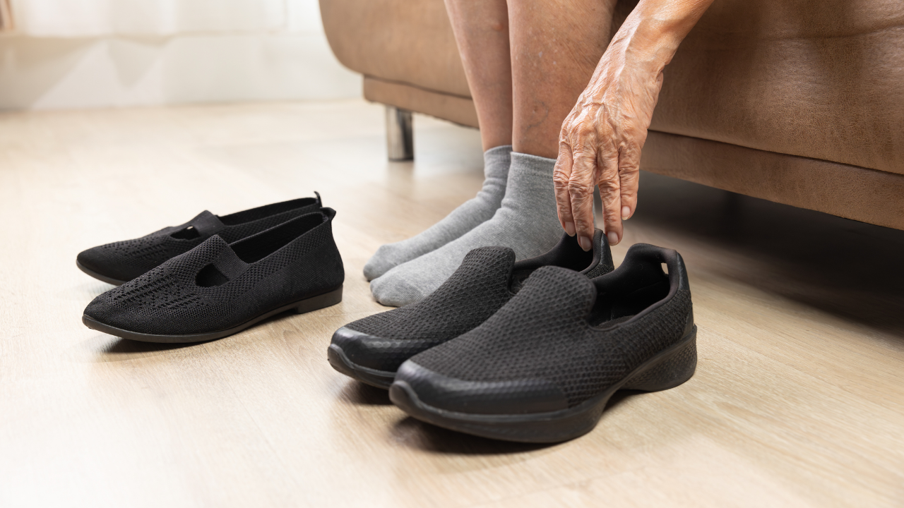 รองเท้าผู้สูงอายุ เลือกอย่างไรให้ดีและปลอดภัยต่อสุขภาพในระยะยาว